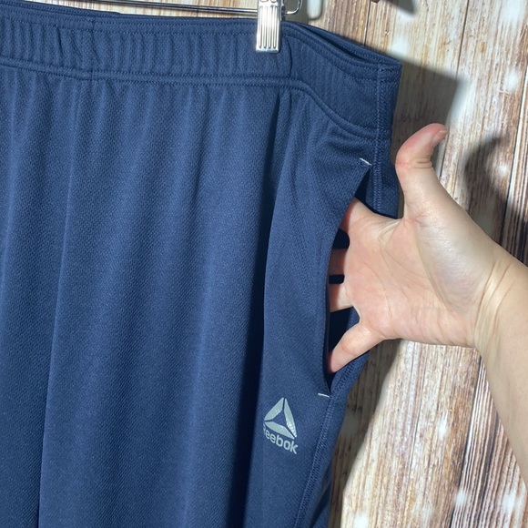 Reebok Men’s Navy Blue Sweatpants Wideleg Jogger Logo Zipper Pockets Size 1XL - Picture 2 of 6